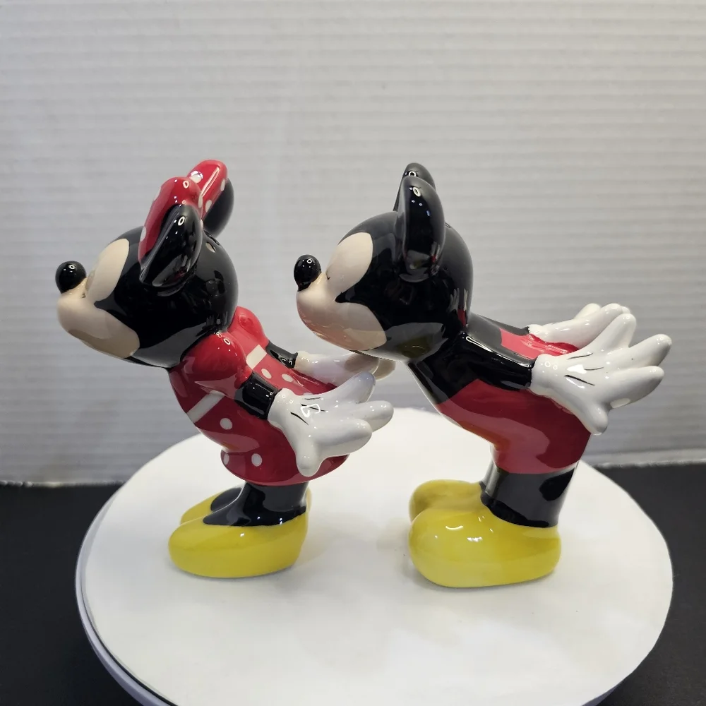 Mickey & Minnie Kissing Ceramic Salt & Pepper Shakers Kiss L👀K KISS DISNEY
